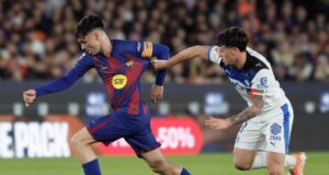 بيدري يراوغ الكرة بينما أنطونيو بلانكو يمسك بقميصه