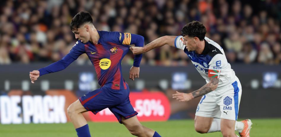 بيدري يراوغ الكرة بينما أنطونيو بلانكو يمسك بقميصه