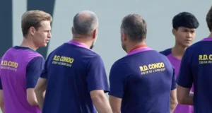 عاد القائد الهولندي فرينكي دي يونغ إلى ديناميكية الفريق