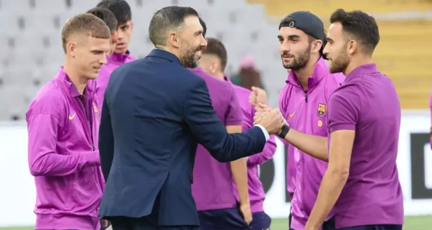 استقبل إيدير سارابيا لاعبي برشلونة قبل مباراة برشلونة وإلتشي.