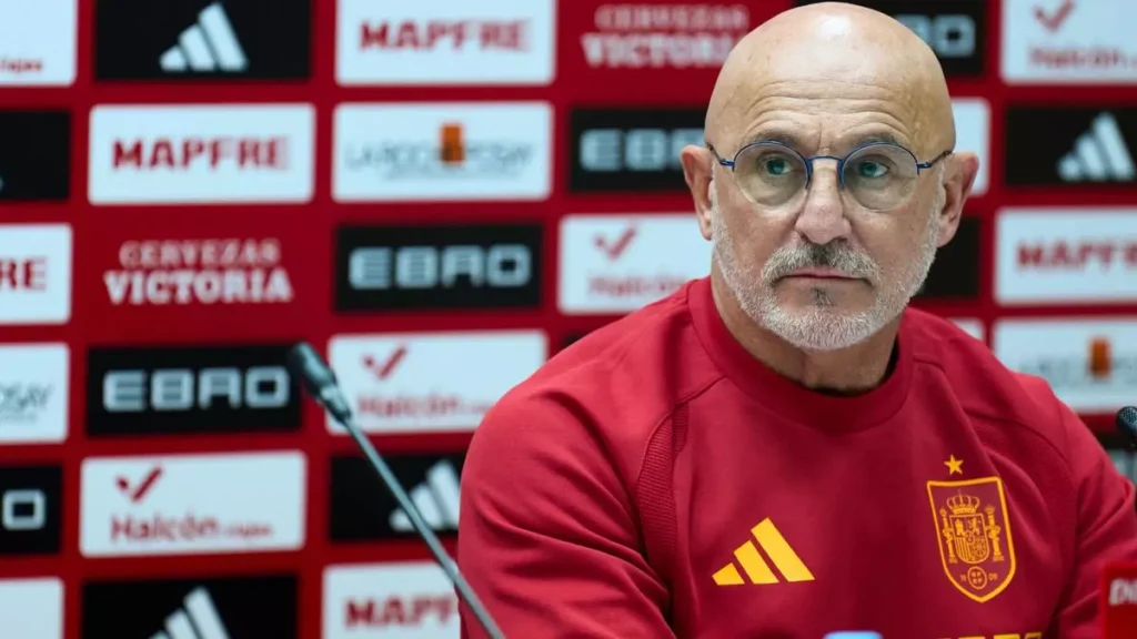 مدرب المنتخب الإسباني لويس دي لا فوينتي في المؤتمر الصحفي