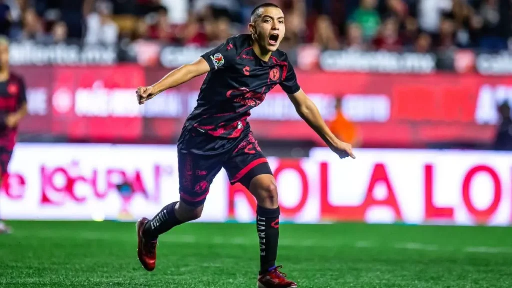 جيلبرتو مورا يحتفل بهدفه التاريخي في الدوري المكسيكي الممتاز