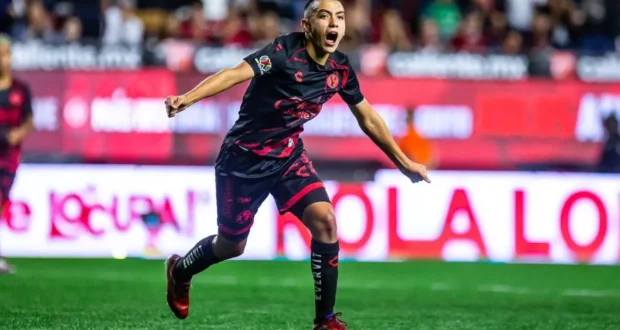 جيلبرتو مورا يحتفل بهدفه التاريخي في الدوري المكسيكي الممتاز