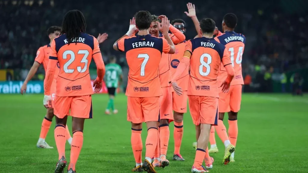 لاعبو برشلونة يحتفلون بأحد أهداف فيران توريس ضد بيتيس