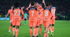 لاعبو برشلونة يحتفلون بأحد أهداف فيران توريس ضد بيتيس