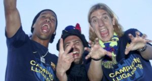 ماكسي لوبيز، مع رونالدينيو، يحتفلان بلقب الدوري الذي فاز به في موسم 2005-2006