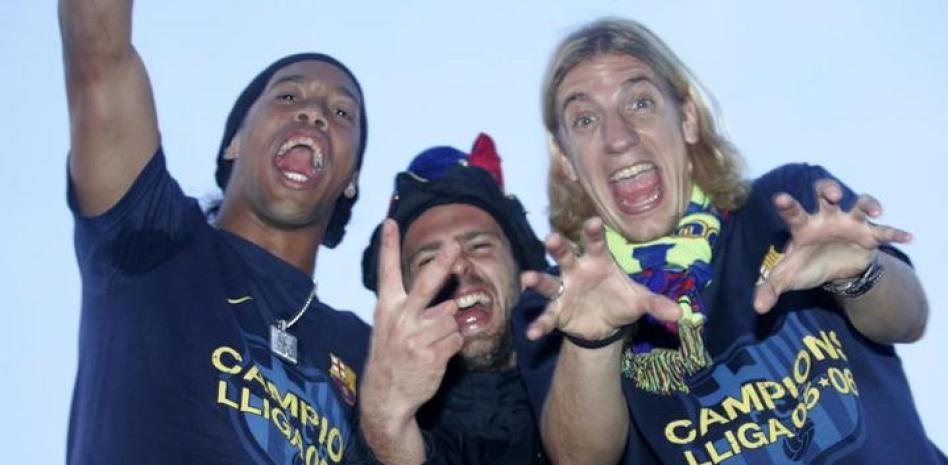 ماكسي لوبيز، مع رونالدينيو، يحتفلان بلقب الدوري الذي فاز به في موسم 2005-2006