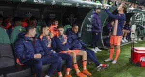 ليفاندوفسكي، كاسادو، فيرمين، رافينيا ودي يونج على مقاعد البدلاء في لا كارتوجا قبل مباراة بيتيس وبرشلونة في الدوري الإسباني