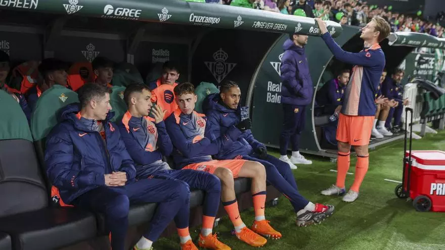 ليفاندوفسكي، كاسادو، فيرمين، رافينيا ودي يونج على مقاعد البدلاء في لا كارتوجا قبل مباراة بيتيس وبرشلونة في الدوري الإسباني