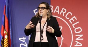 حضرت إيلينا فورت، نائبة رئيس نادي برشلونة لكرة القدم، اجتماعاً مع الأعضاء الشباب.