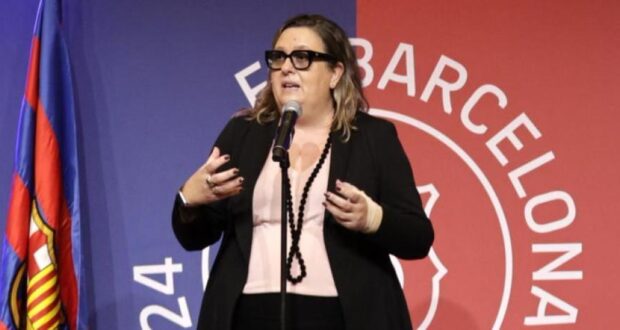 حضرت إيلينا فورت، نائبة رئيس نادي برشلونة لكرة القدم، اجتماعاً مع الأعضاء الشباب.