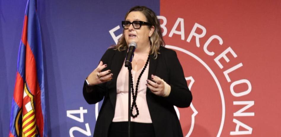 حضرت إيلينا فورت، نائبة رئيس نادي برشلونة لكرة القدم، اجتماعاً مع الأعضاء الشباب.