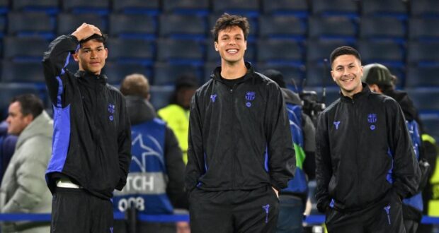 دييغو كوتشن، برفقة درو فرنانديز وباردجي، قبل مباراة دوري أبطال أوروبا في ستامفورد بريدج