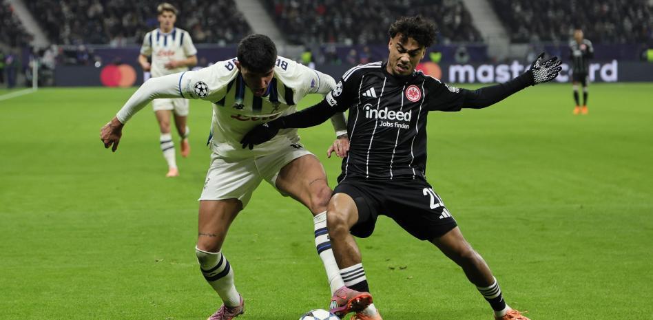 ناثانيال براون، الظهير الأيسر لنادي آينتراخت فرانكفورت، يتألق هذا الموسم