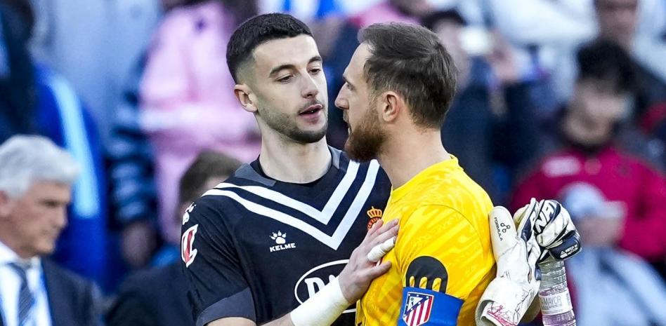 خوان غارسيا، إلى جانب أوبلاك في مباراة إسبانيول وأتلتيكو الموسم الماضي