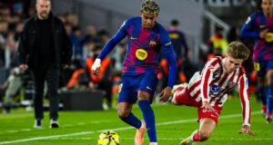 لامين يامال يراوغ بابلو باريوس في مباراة برشلونة ضد أتلتيكو مدريد