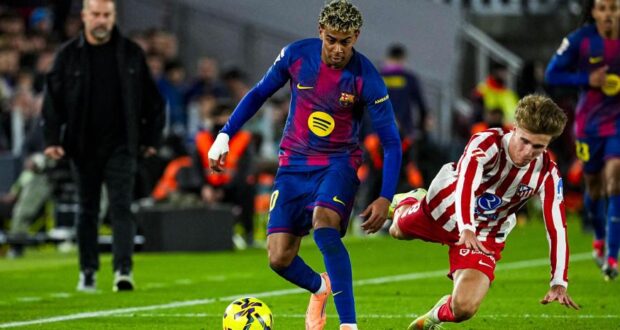 لامين يامال يراوغ بابلو باريوس في مباراة برشلونة ضد أتلتيكو مدريد
