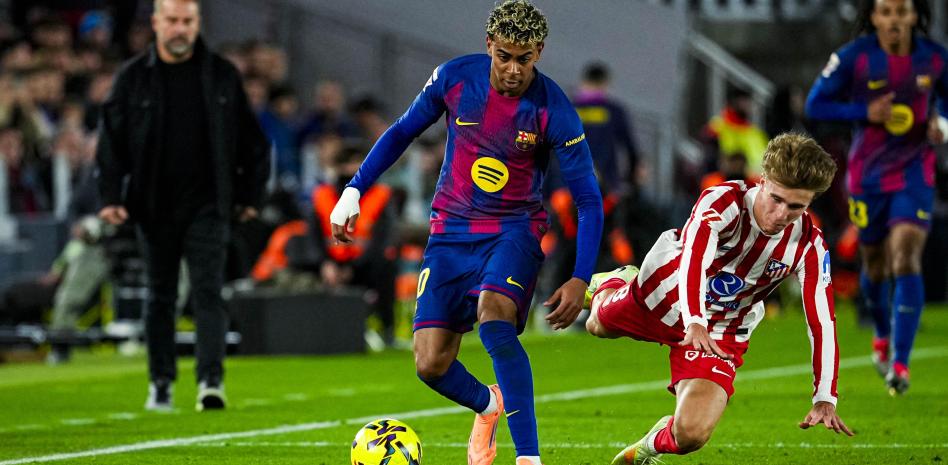 لامين يامال يراوغ بابلو باريوس في مباراة برشلونة ضد أتلتيكو مدريد