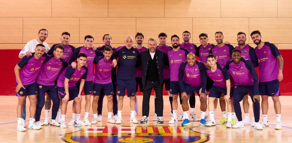 هانزي فليك في زيارة لفريق كرة الصالات