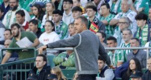 تعرض فليك لأول طرد له في الدوري الإسباني في مباراة بيتيس وبرشلونة في 7 ديسمبر 2024