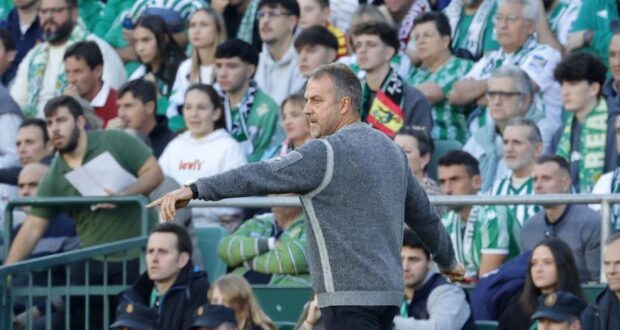 تعرض فليك لأول طرد له في الدوري الإسباني في مباراة بيتيس وبرشلونة في 7 ديسمبر 2024