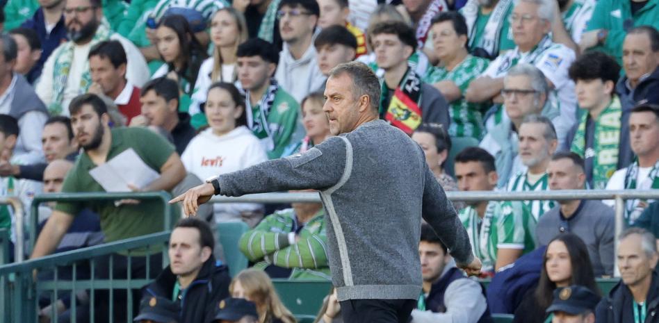 تعرض فليك لأول طرد له في الدوري الإسباني في مباراة بيتيس وبرشلونة في 7 ديسمبر 2024