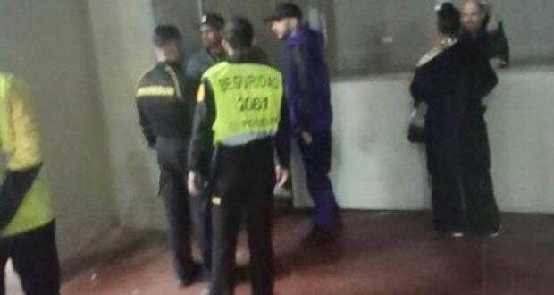 والد لامين، بعد إخراجه من مقعده في المدرجات في لا كارتوجا من قبل أفراد الأمن