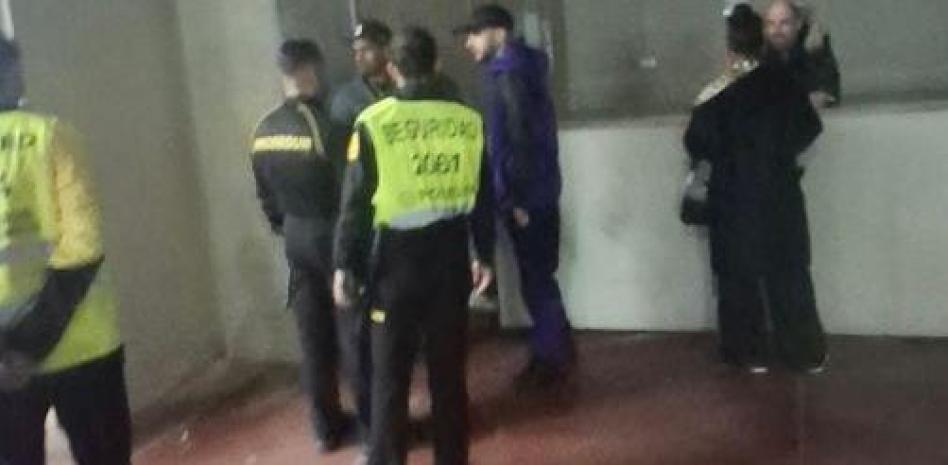 والد لامين، بعد إخراجه من مقعده في المدرجات في لا كارتوجا من قبل أفراد الأمن