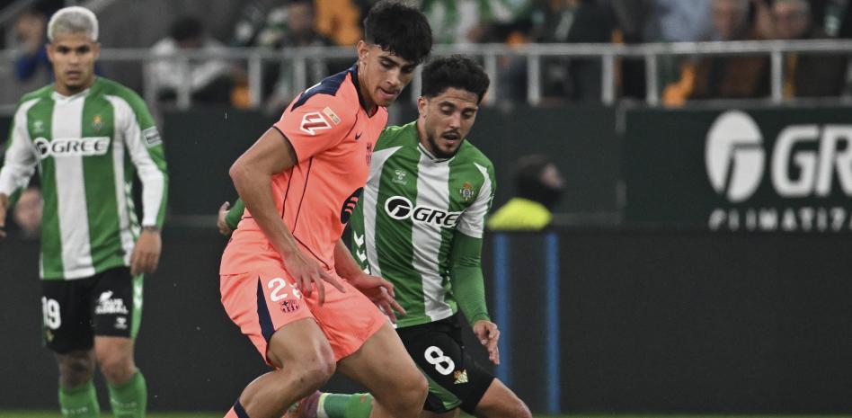 برنال في مباراة الدوري الإسباني ريال بيتيس - برشلونة (3-5)