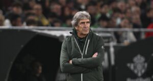 بيليغريني في مباراة الدوري الإسباني بين ريال بيتيس وبرشلونة (3-5)