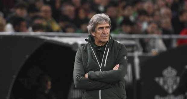 بيليغريني في مباراة الدوري الإسباني بين ريال بيتيس وبرشلونة (3-5)