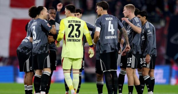 تعرض فريق آينتراخت فرانكفورت لهزيمة قاسية على يد فريق لايبزيج في مباراته الأخيرة قبل زيارة نادي برشلونة.