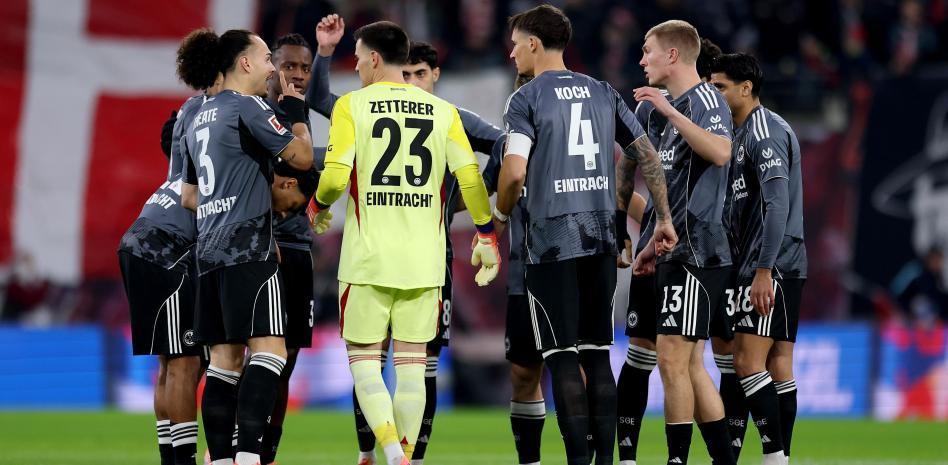 تعرض فريق آينتراخت فرانكفورت لهزيمة قاسية على يد فريق لايبزيج في مباراته الأخيرة قبل زيارة نادي برشلونة.