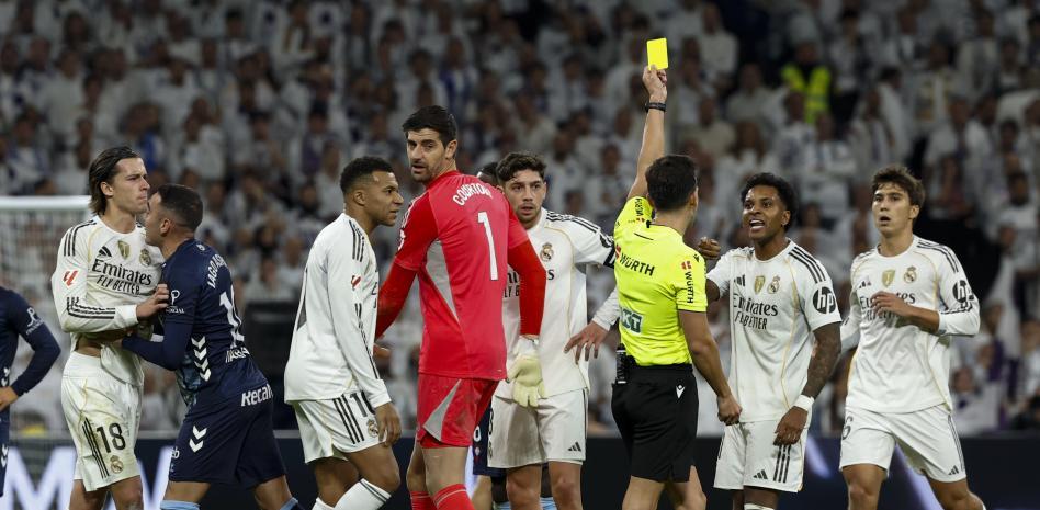 أظهر كوينتيرو غونزاليس البطاقة الصفراء لرودريغو في نهاية المباراة ضد سيلتا فيغو.