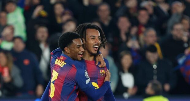 يحتفل جول كوندي مع أليخاندرو بالدي بهدفه الثاني في مباراة برشلونة وآينتراخت فرانكفورت