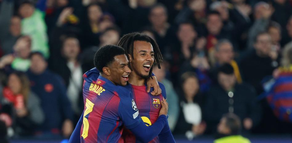 يحتفل جول كوندي مع أليخاندرو بالدي بهدفه الثاني في مباراة برشلونة وآينتراخت فرانكفورت