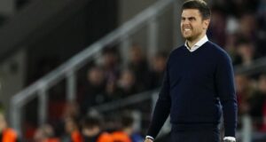 أليسيو ليتشي، خلف خط التماس خلال المباراة التي أقيمت على ملعب سبوتيفاي كامب نو