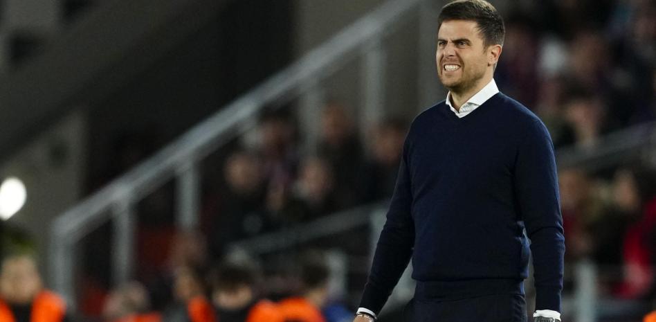 أليسيو ليتشي، خلف خط التماس خلال المباراة التي أقيمت على ملعب سبوتيفاي كامب نو