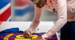 قام لامين بتوقيع قميص برشلونة من مباراة باريس سان جيرمان لعرضه في المزاد.