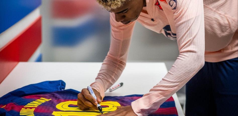 قام لامين بتوقيع قميص برشلونة من مباراة باريس سان جيرمان لعرضه في المزاد.