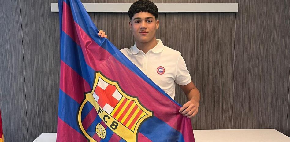 سيستمر إسماعيل زياني، الموهبة البالغة من العمر 16 عامًا من أكاديمية لاماسيا، كلاعب شاب.