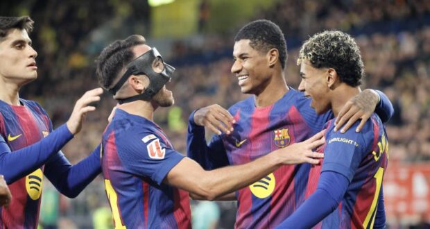 احتفل جيرارد مارتن وإريك غارسيا وماركوس راشفورد مع لامين يامال بالهدف الثاني في المباراة