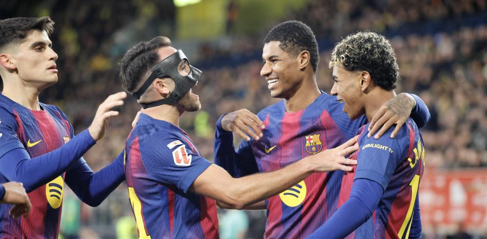 احتفل جيرارد مارتن وإريك غارسيا وماركوس راشفورد مع لامين يامال بالهدف الثاني في المباراة