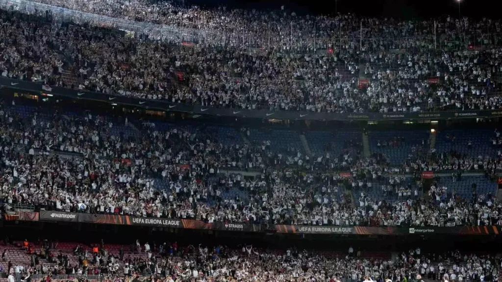 مشجعو آينتراخت في الكامب نو عام 2022