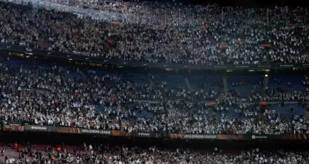 مشجعو آينتراخت في الكامب نو عام 2022