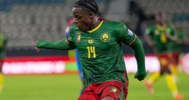 يُعدّ منتخب الكاميرون بقيادة إيتا إيونغ أحد أبرز نجوم بطولة كأس الأمم الأفريقية التي تُقام يوم الأربعاء 24 ديسمبر/كانون الأول (وكالة الأنباء الإسبانية EFE).