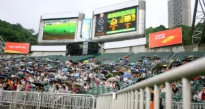 مشجعو برشلونة في هونغ كونغ خلال مباراة ودية أقيمت عام 2007