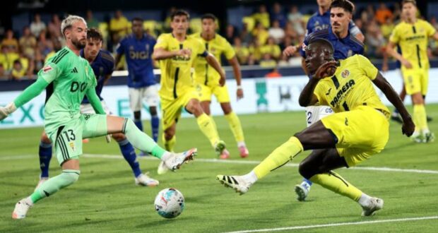 آرون إسكانديل يتصدى للكرة في المباراة ضد فياريال