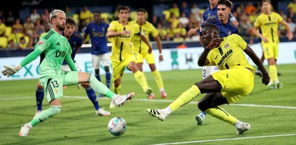 آرون إسكانديل يتصدى للكرة في المباراة ضد فياريال