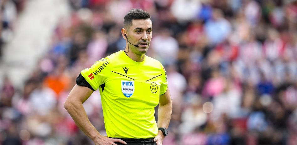 مباراة كرة قدم ضمن دوري EA Sports جيرونا إف سي ريال أوفيدو مونيز رويز